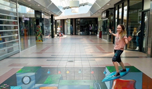 De 24 jarige kunstenares maakt 3D streetpainting in het winkelcentrum.