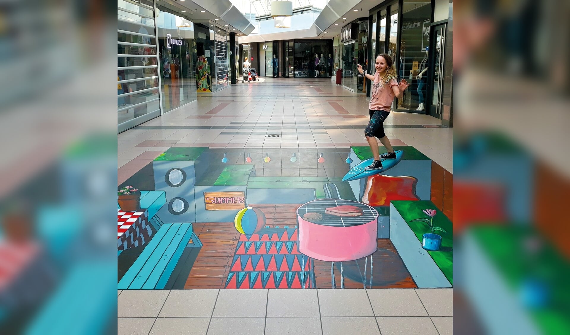 De 24 jarige kunstenares maakt 3D streetpainting in het winkelcentrum.