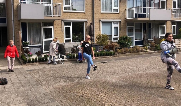 Local Heroes geven 'workout' aan ouderen in verzorgingshuis.