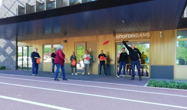 Medewerkers van de school van Heliomare krijgen goodiebags.