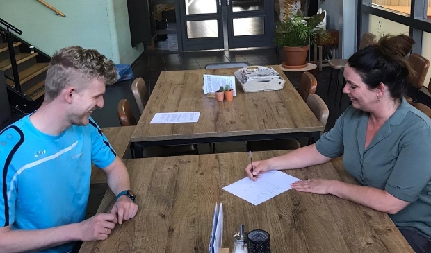Onder toeziend oog van Bart Kwantes van Heerhugowaard Sport NV ondertekent Jorien Weel namens KSV de intentieverklaring.