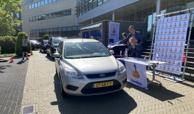 Een prachtige dag voor de drive thru bij de Rabobank waar veel clubs en verenigingen hun cheque konden ophalen.