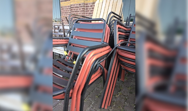 <p>De komende weken weer lege terrassen en noodgedwongen de stoelen op elkaar gestapeld?</p>