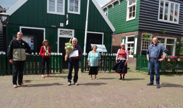 Op gepaste afstand poseren bestuursleden van de Vereniging 'Historisch Eiland Marken' rond Pieter Korstman voor het Marker Museum.