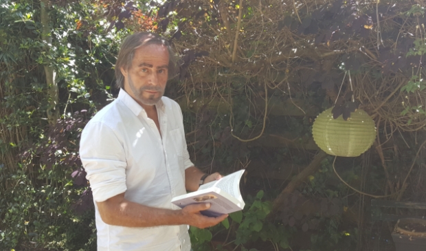 Bergense filmmaker Paul Hegeman met zijn debuutroman.