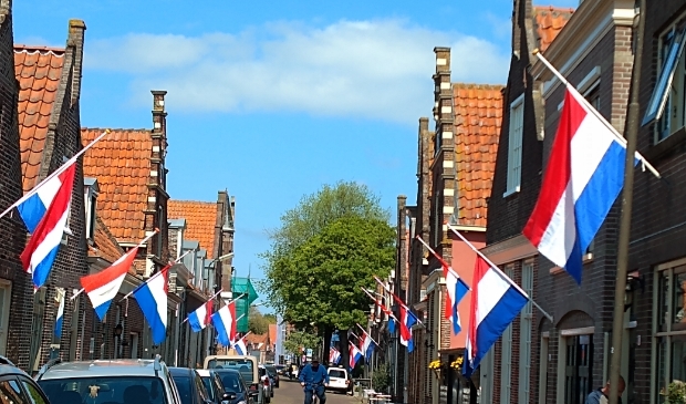 <p>In de binnenstad van Enkhuizen wordt normaal gesproken veel gevlagd. Is dat vandaag met de harde wind ook zo?</p>