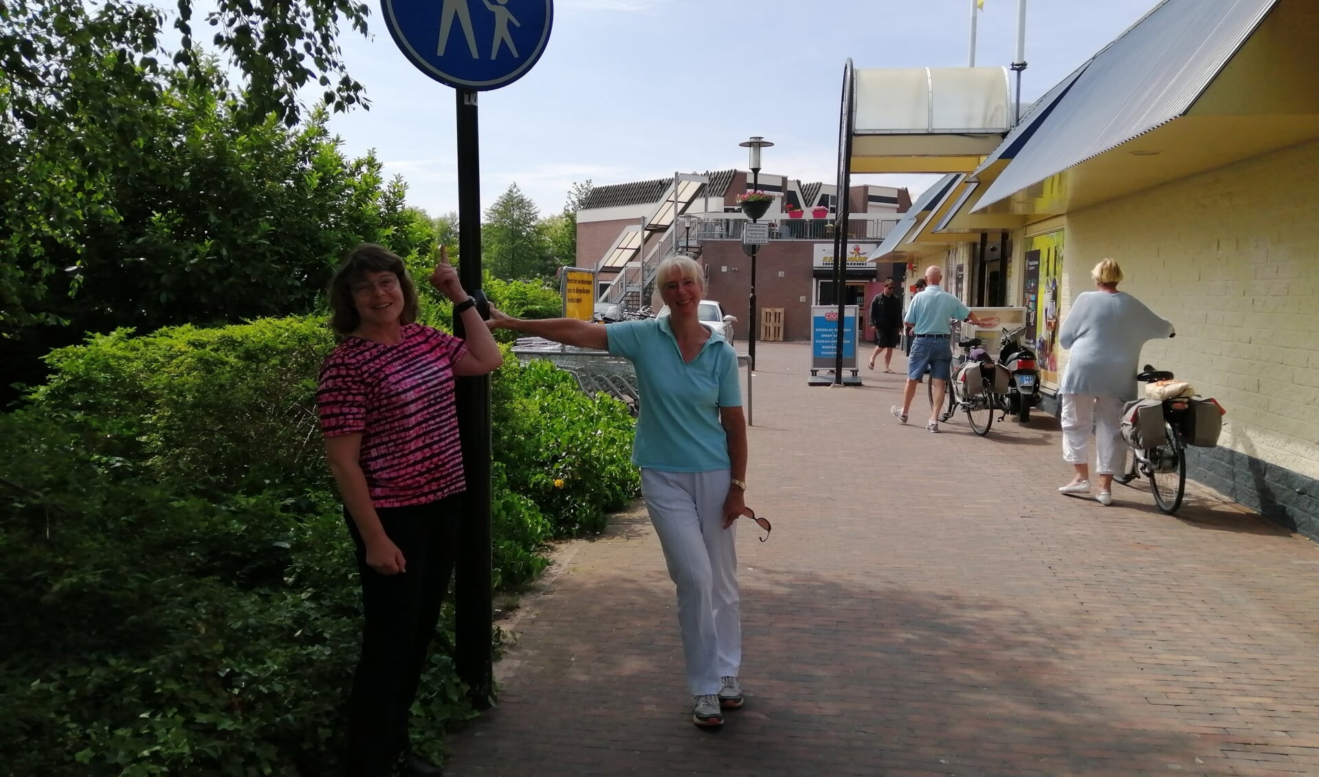 Hanneke (links) en Anneke willen dat de doorsteek veilig blijft voor voetgangers.