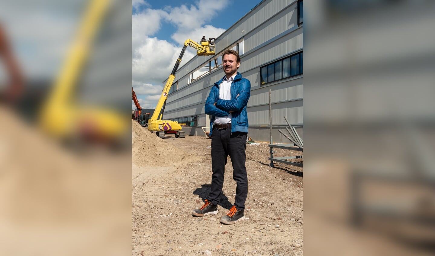 Jurjen Groenhart voor het in aanbouw zijnde nieuwe hoofdkantoor van de Groenhart Groep in Baanstee-Noord.