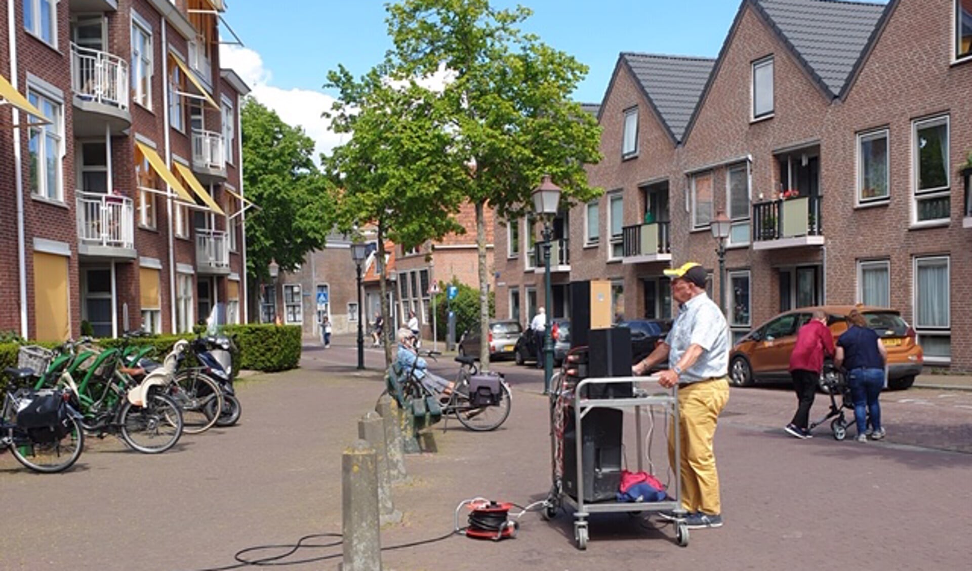 Na tien weken afwezigheid draaide Henk Hakhoff weer muziek voor de bewoners van Westerhaven.