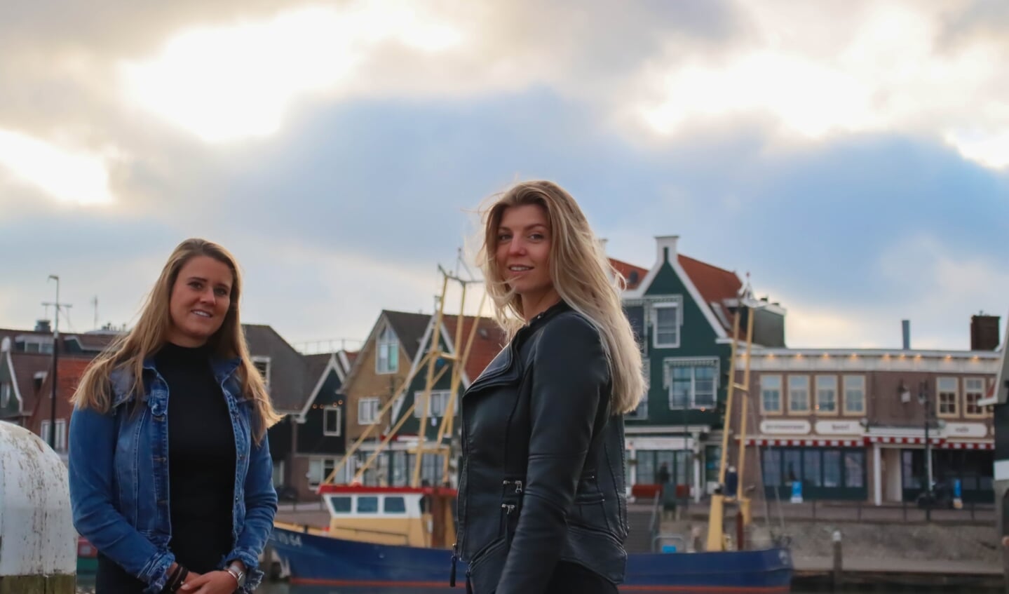 Mandy en Kim met hun tweewekelijkse podcast in Volendam.