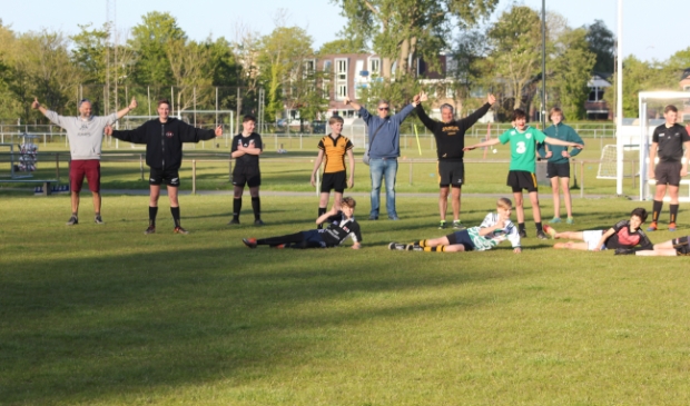 De Rugbyjeugd van CasRC bezig met de supermooie 1,5 meter-training.