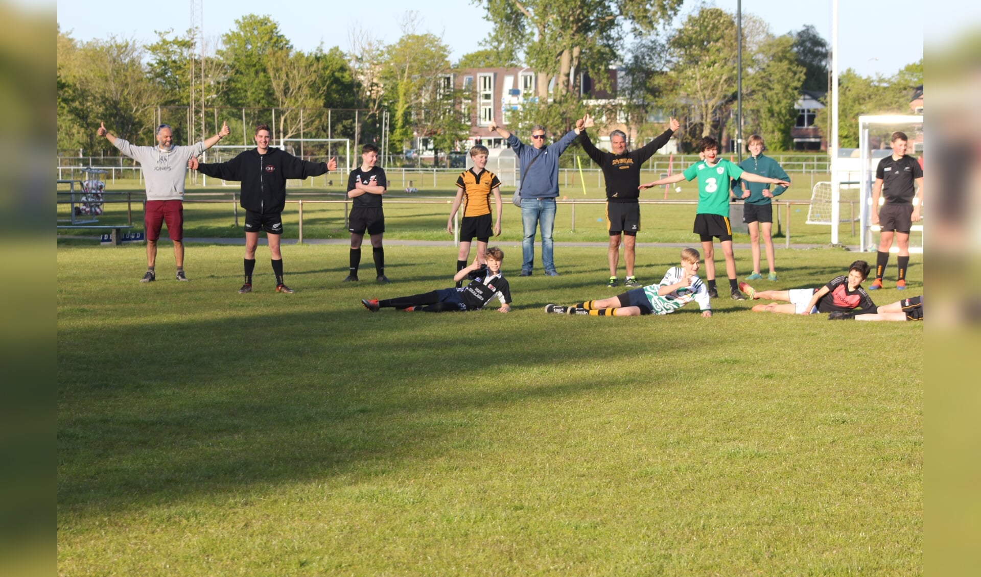 De Rugbyjeugd van CasRC bezig met de supermooie 1,5 meter-training.