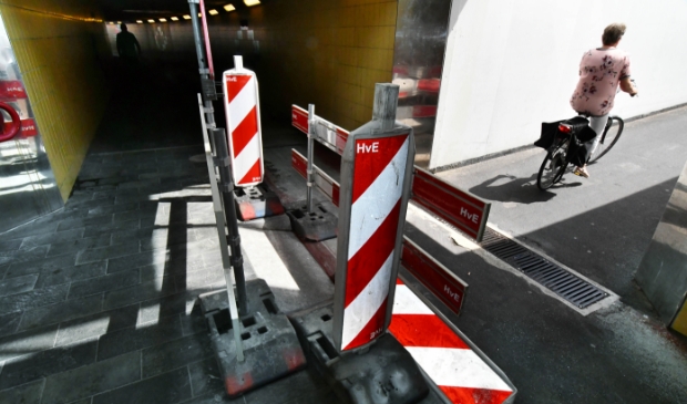 Ook deze, aan de kant van de Provincialeweg, mag nog niet in gebruik worden worden. Rest de vraag: door wie?