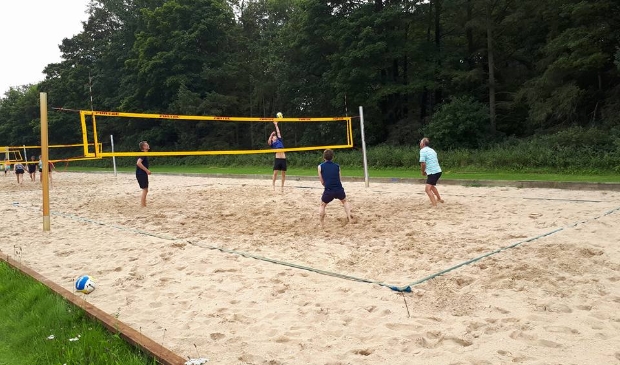 Volleybalbeachen op het complex van 2beach aan de Zeeweg in Castricum.