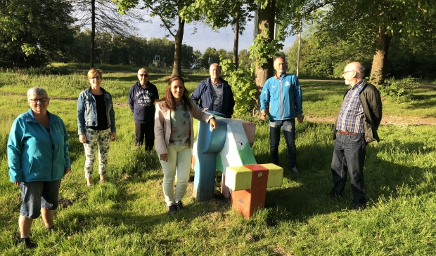 De wandelgroep met in het midden Inge Timmer en Rob Wit.
