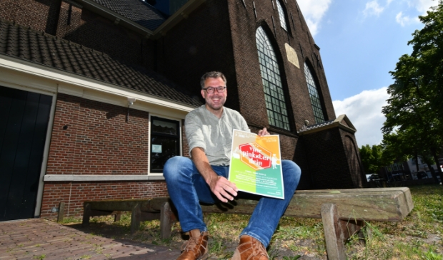 Bas Husslage, met poster 'Ik vier Pinkster drie', voor de Bullekerk op de plek waar ooit een 'schans' was gevestigd. Het is tevens één van locaties die je tegenkomt in de fietstocht.