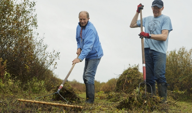 Vrijwilligers van het Ecoproject in het Streekbos gaan een gemengde bloemenweide aanleggen om bijen en insecten van voedsel te voorzien.