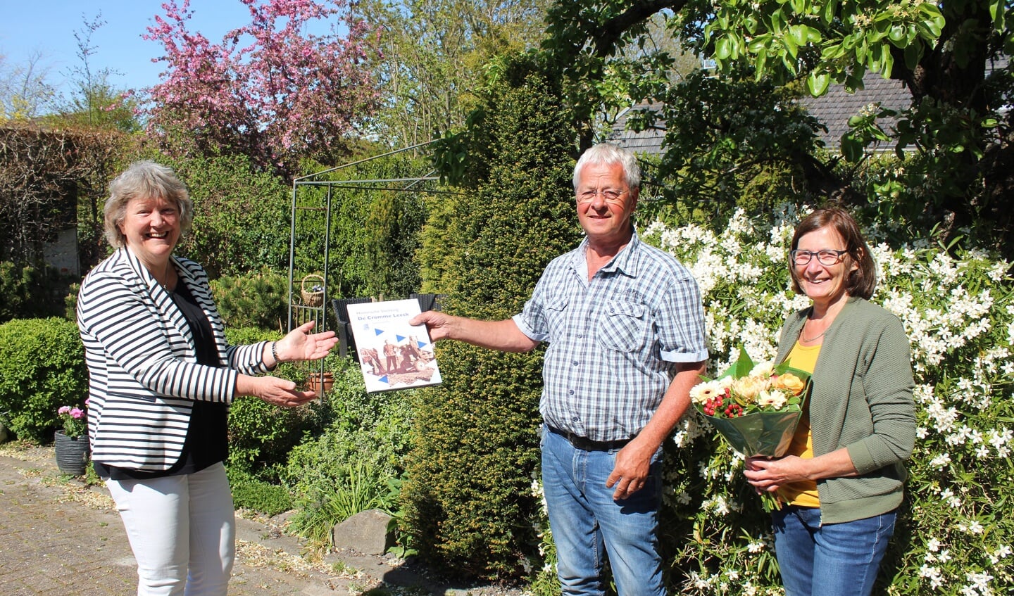 Ina Broekhuizen, voorzitter van De Cromme Leeck overhandigt het eerste exemplaar aan Peter en Marry Kool.