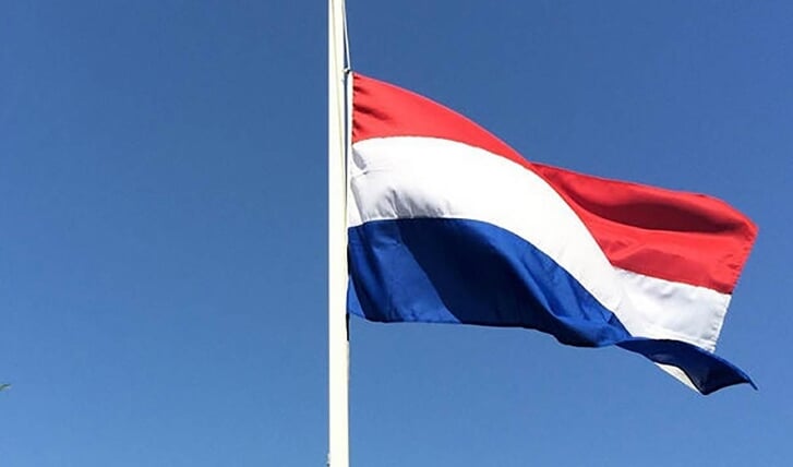 In Nederland hangt 4 mei de vlag halfstok.