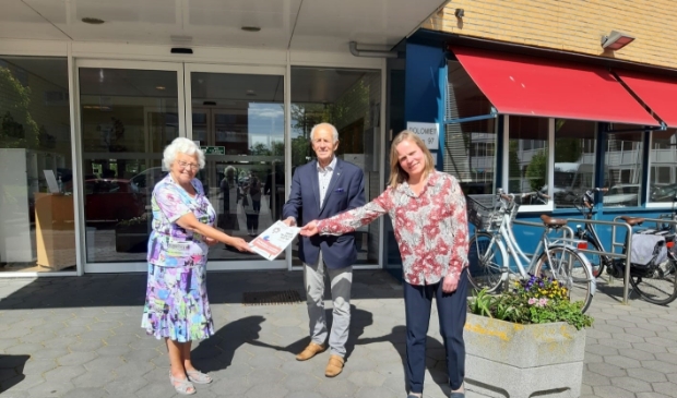 Overhandiging van het eerste exemplaar, met vlnr. mevrouw Schouten, Frits Weel en Gabriele Kasten.