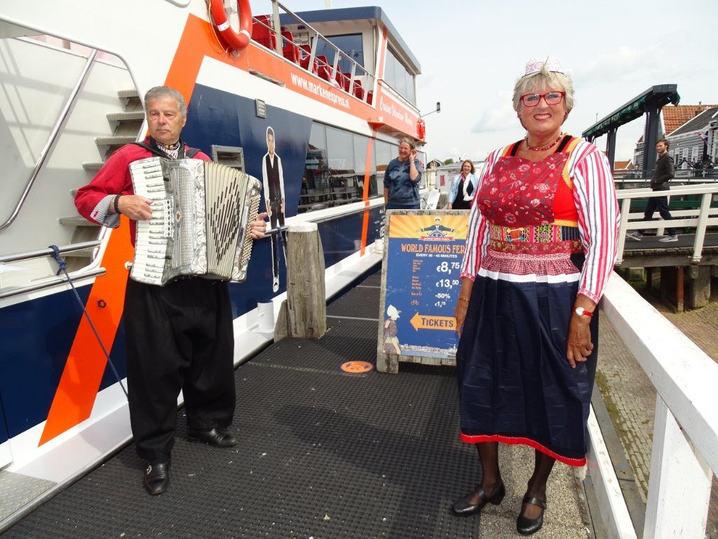 Krelis Kes & Trijntje Visser op de Volendam Marken Express tussen Marken en Volendam.