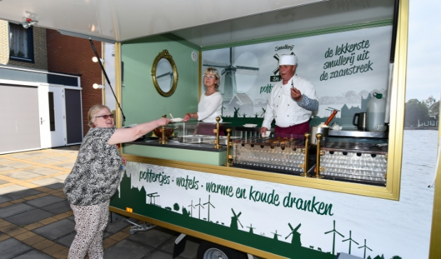 Willem Arends schonk aan het begin van de coronacrisis al 430 vuurwerkbrillen aan de zorg, afgelopen week trakteerde hij, samen met zijn vrouw de bewoners van Zorgcirkel Torenerf op ouderwets lekkere poffertjes.