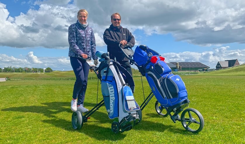 Monique Schavemaker en Richard Groothuis op de eerste hole van Heiloo. ,,We waren na al die tijd allebei echt te gretig.’’ (Foto’s Eric Korver/NGM)