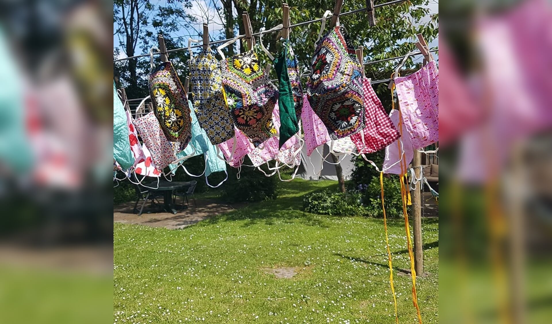 Nieuwe zelfgemaakte mondkapjes hangen te drogen bij MariskaMaakt in Warmenhuizen.