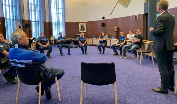 Burgemeester Smit van Beverwijk (rechts) in gesprek met de boa's die actie voeren.