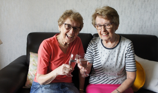 De tweeling proost alvast op hun verjaardag.