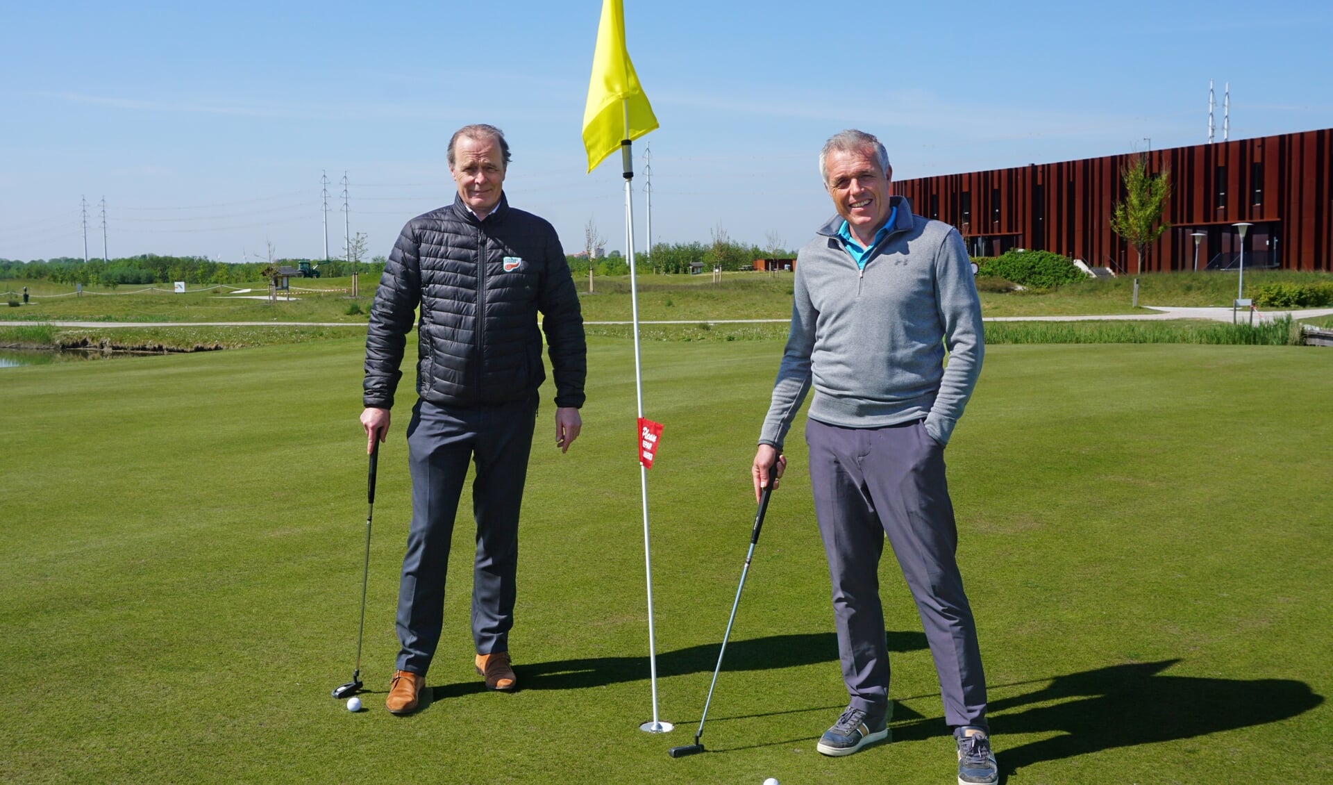 Prof. dr. Casper van Eijck (links) en Onno Jacobs, directeur Golfbaan Bentwoud.
