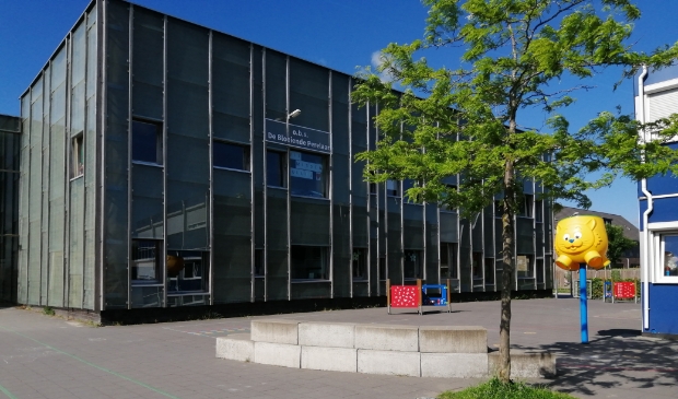 De schoolgebouw biedt geen ruimte voor uitbreiding.
