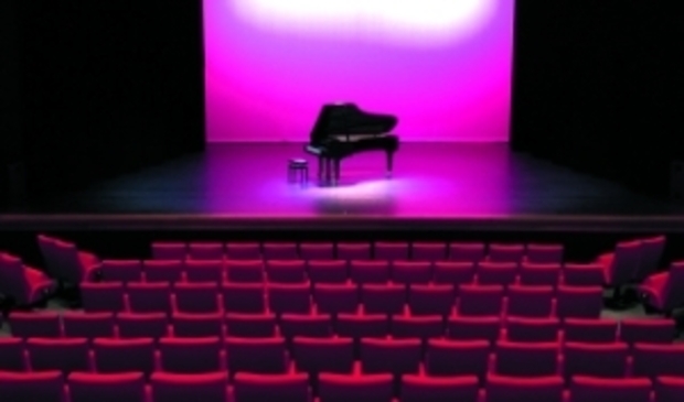 Het Kennemer Theater in Beverwijk is vanwege het coronavirus al weken gesloten.
