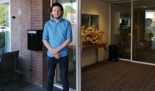 Thomas Bonsen bij de ingang van De Keern. De deur staat weer wijd open.