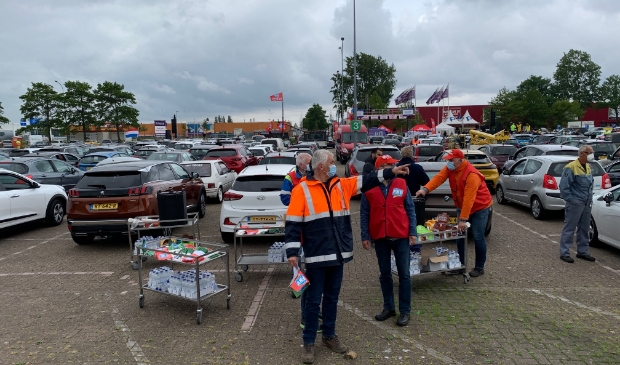 De drive in-vergadering van de FNV over Tata Steel op de parkeerplaats van de Bazaar wordt goed bezocht. De vrijwilligers geven de laatste aanwijzingen.