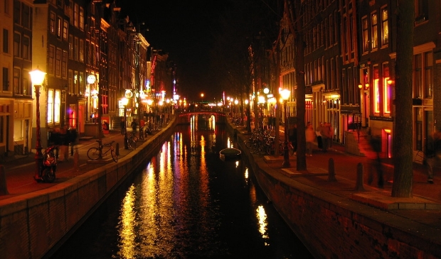 De Wallen in Amsterdam, druk bezocht door binnenlandse en buitenlandse toeristen.