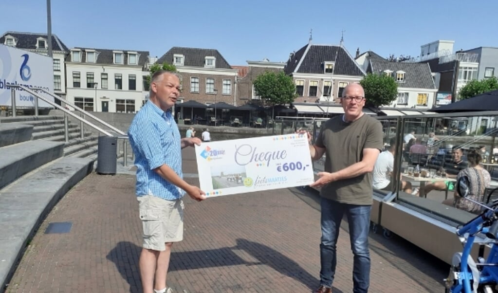 Fietsmaatjes Alphen aan den Rijn ontvangt de cheque van 600 euro. Foto: Fietsmaatjes Alphen aan den Rijn.