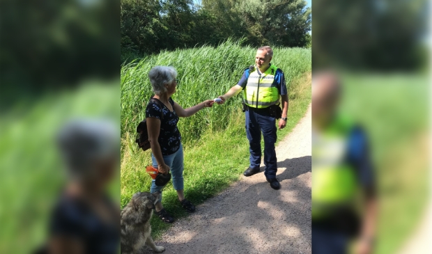 Gratis hondenpoepzakjes werden uitgedeeld in Den Helder.