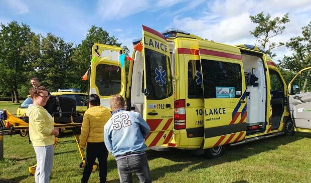 Bewoners nemen kijkje in een van de ambulances van de veiligheidsregio.