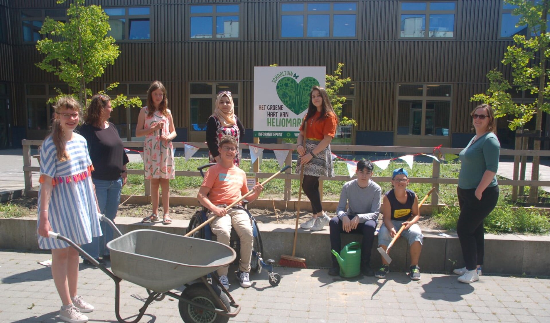 Coördinator Cindy Henneman van schooltuinen 'Het Groene Hart' kwam met leerlingen een bord onthullen