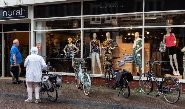 Door deze fietsenhouders, zoals bij modewinkel Norah in de Breedstraat, kunnen mensen onmogelijk een kijkje in de etalage nemen.