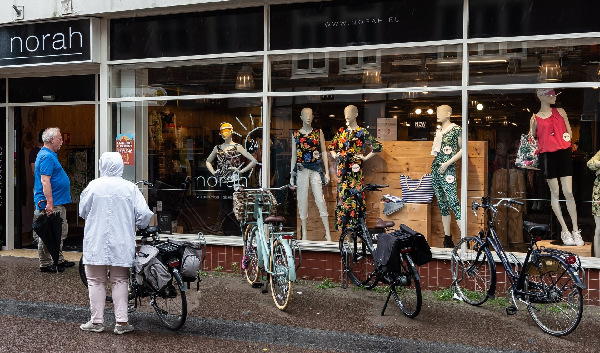 Door deze fietsenhouders, zoals bij modewinkel Norah in de Breedstraat, kunnen mensen onmogelijk een kijkje in de etalage nemen.   