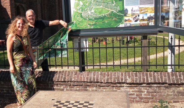 Ontwerpster Nicky Duin en voorzitter Paul Meiland onthullen het nieuwe infobord.
