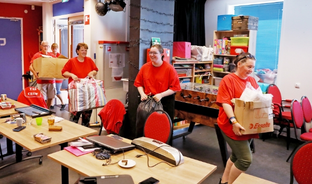 De vrijwilligers van TAS Jongerenwerk zijn druk in de weer, ter voorbereiding op de start van het Zomerprogramma.
