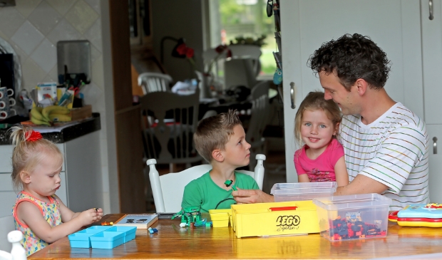 Papa Jelle bouwt ook met zijn kinderen aan de toekomst.
