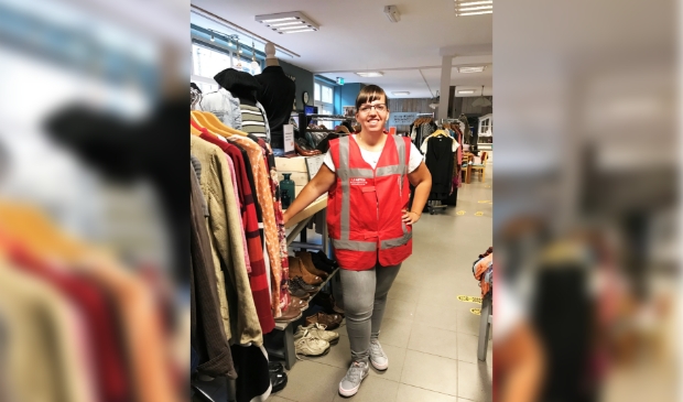 Deelnemers dragen rode Houd anderhalve meter afstand-hesjes.