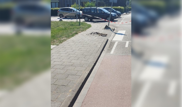 Omhooggekomen stoeptegels bij kruispunt Burg. Versteegsingel # Dijkgraaf Poschlaan in Edam.