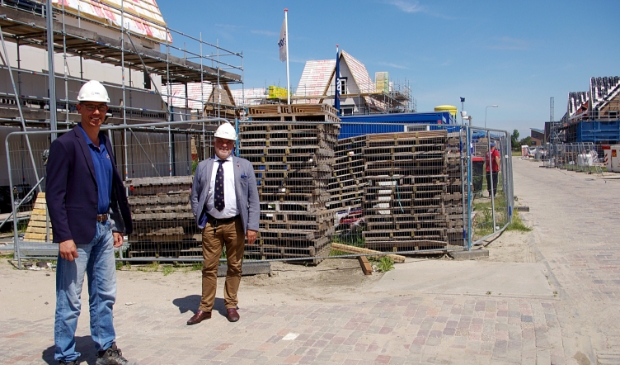 Uitvoerder bouw Gert van der Veer (l) en wethouder Ad Jongenelen in deelgebied de Straatjes in Westerdel.