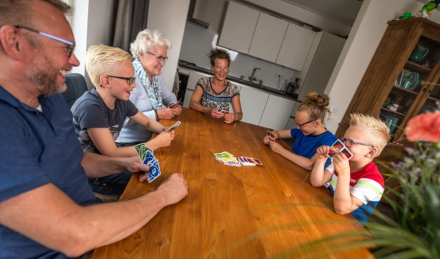 Marloes met haar gezin en schoonmoeder aan de grote eettafel.