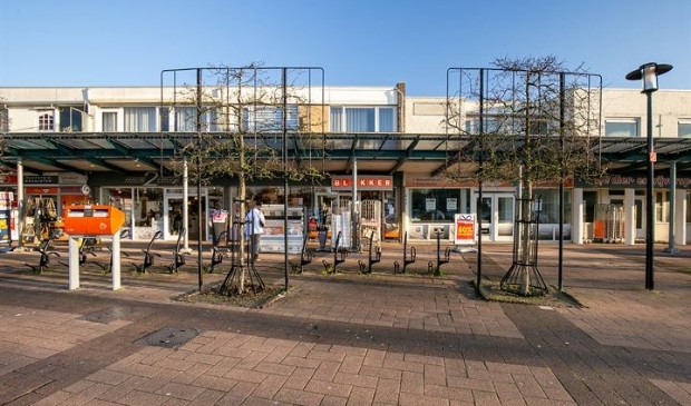 Het Raadhuisplein is nu nog een 'rommelig' geheel, maar de gemeente heeft grootse plannen met het winkelgebied.